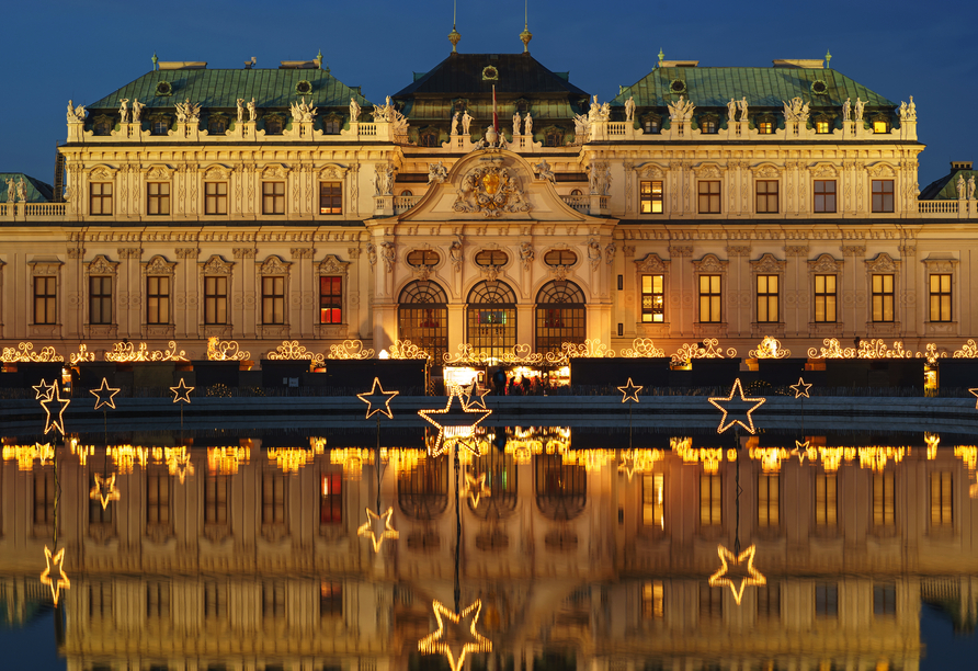 Im weihnachtlichen Glanz erstrahlt das Schloss Belvedere in Wien.