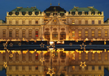 Im weihnachtlichen Glanz erstrahlt das Schloss Belvedere in Wien.