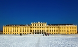 Das Schloss Schönbrunn mit seinem ockerfarbenem Anstrich ist eine der bekanntesten Sehenswürdigkeiten Wiens.