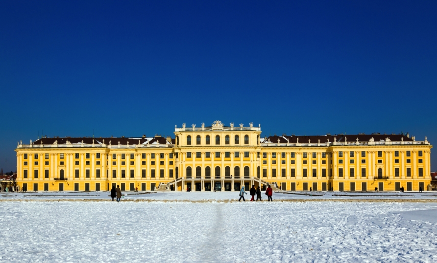 Das Schloss Schönbrunn mit seinem ockerfarbenem Anstrich ist eine der bekanntesten Sehenswürdigkeiten Wiens.