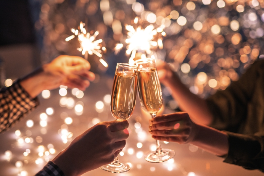 Stoßen Sie gemeinsam an Silvester auf das neue Jahr an.