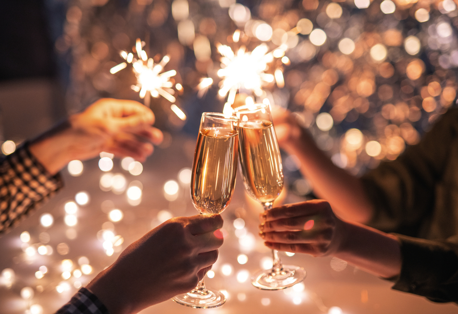 Stoßen Sie gemeinsam an Silvester auf das neue Jahr an.