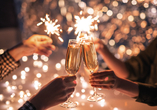 Stoßen Sie gemeinsam an Silvester auf das neue Jahr an.