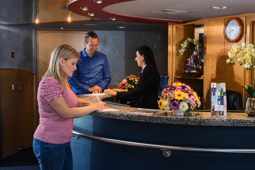 Schon beim Check-in lernen Sie die herzliche Crew der Primadonna kennen.