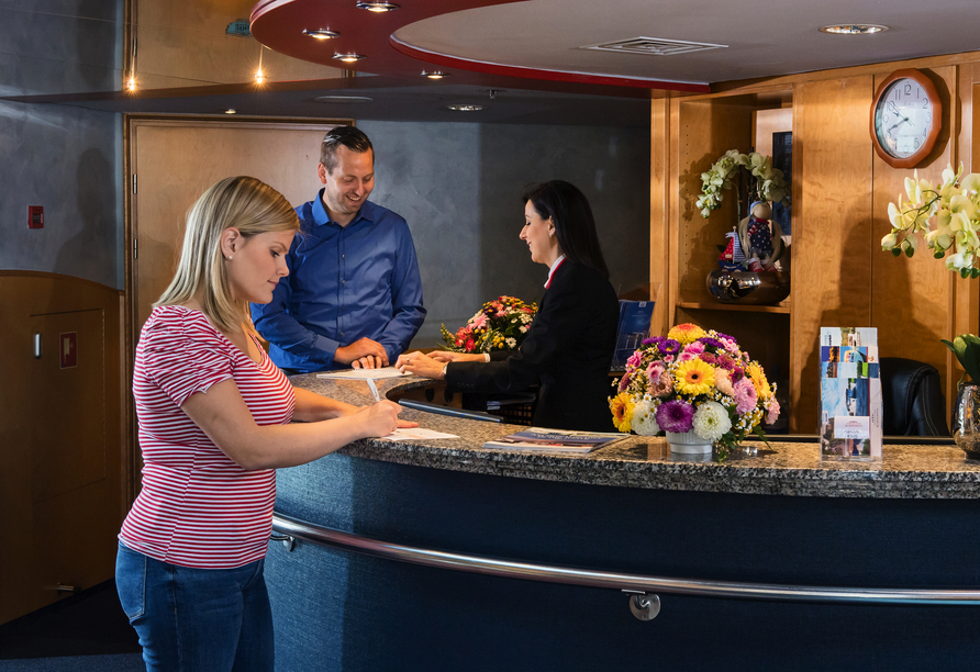 Schon beim Check-in lernen Sie die herzliche Crew der Primadonna kennen.
