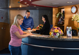 Schon beim Check-in lernen Sie die herzliche Crew der Primadonna kennen.