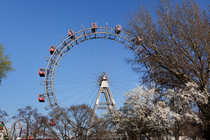 Besuchen Sie den Wiener Prater und fahren Sie eine Runde mit dem Riesenrad.