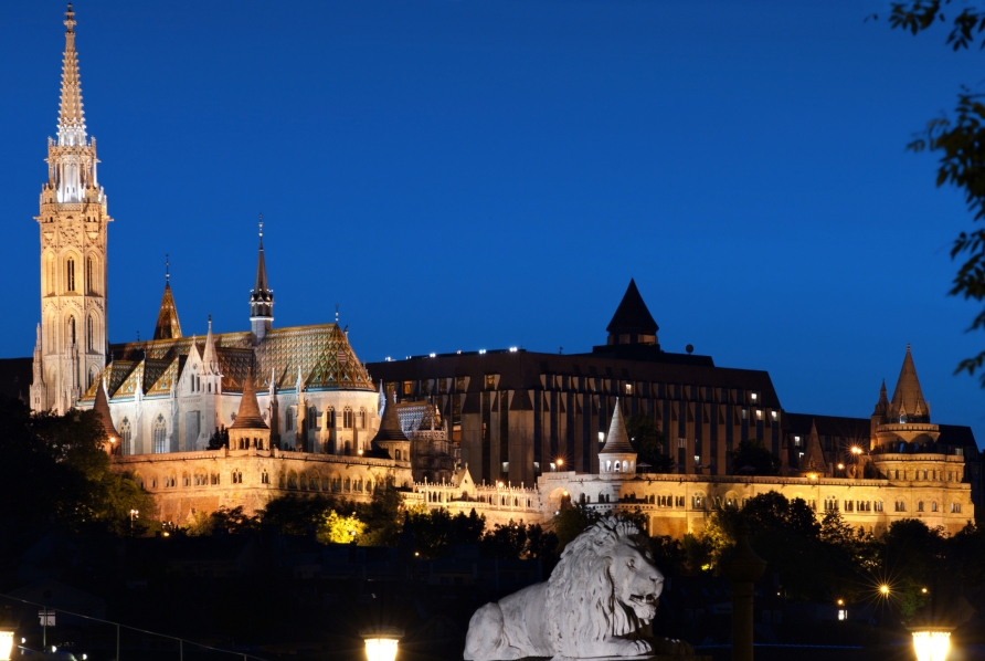 Die Matthiaskirche befindet sich an dem Dreifaltigkeitsplatz in Budapest.