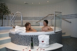 Entspannen Sie an Bord der Primadonna und genießen Sie die wohlige Wärme des Whirlpools.