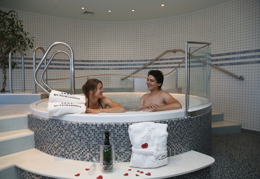 Entspannen Sie an Bord der Primadonna und genießen Sie die wohlige Wärme des Whirlpools.