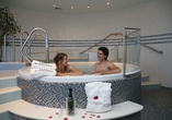 Entspannen Sie an Bord der Primadonna und genießen Sie die wohlige Wärme des Whirlpools.