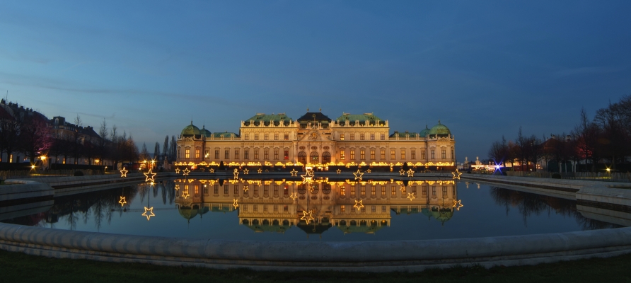Im weihnachtlichen Glanz erstrahlt auch das Schloss Belvedere in Wien.