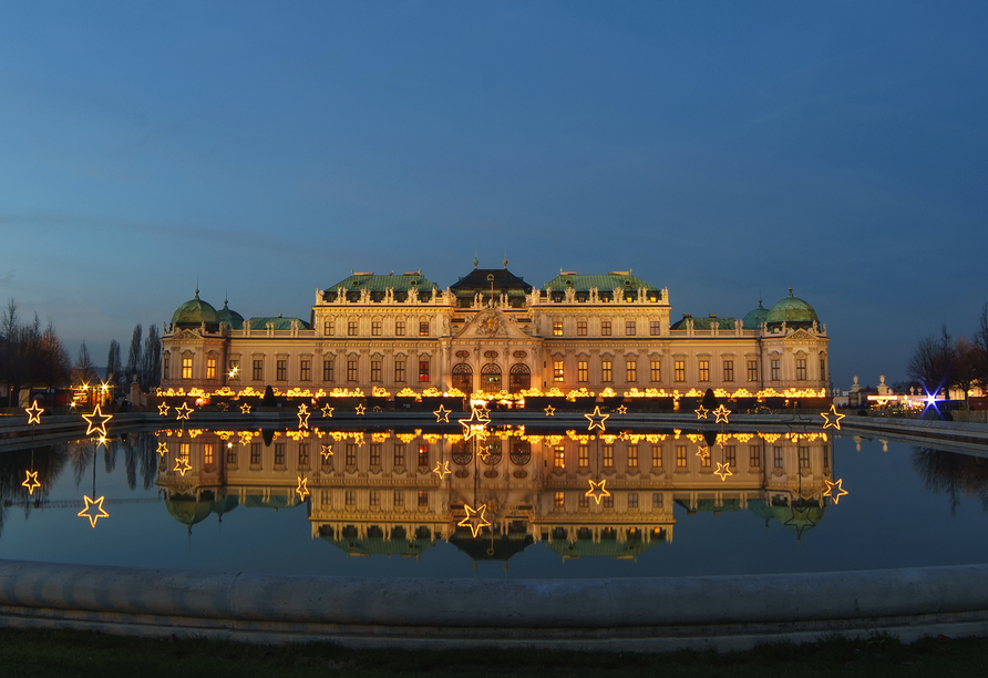 Im weihnachtlichen Glanz erstrahlt auch das Schloss Belvedere in Wien.
