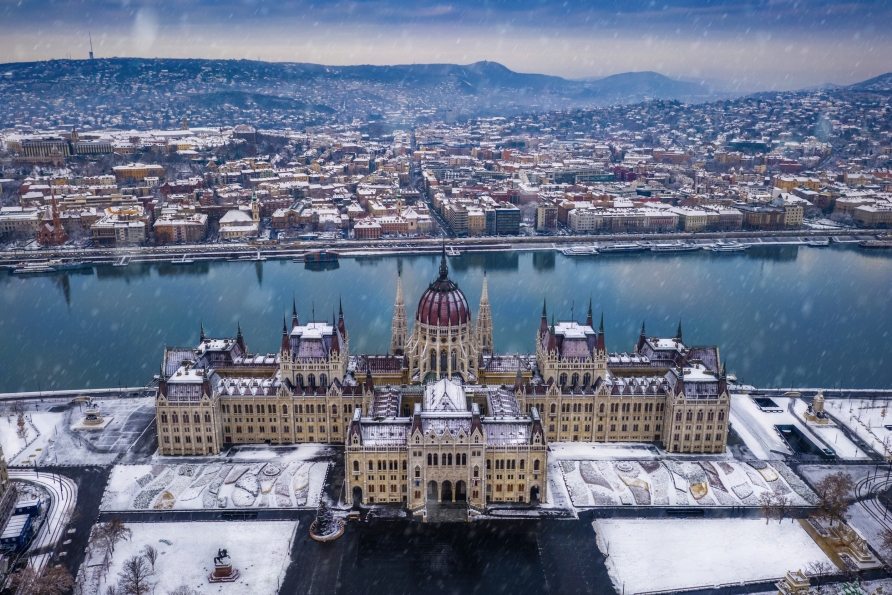 Das Parlamentsgebäude in Budapest ist eines der imposantesten Gebäude der Stadt und liegt direkt an der Donau.