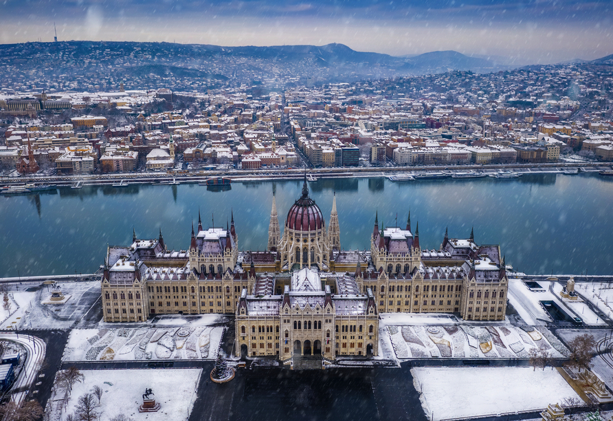 Das Parlamentsgebäude in Budapest ist eines der imposantesten Gebäude der Stadt und liegt direkt an der Donau.
