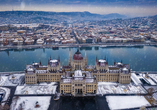 Das Parlamentsgebäude in Budapest ist eines der imposantesten Gebäude der Stadt und liegt direkt an der Donau.