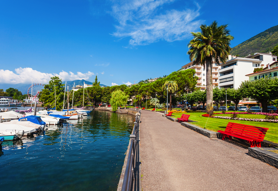 Machen Sie einen Spaziergang entlang der herrlichen Uferpromenade des Lago Maggiores.