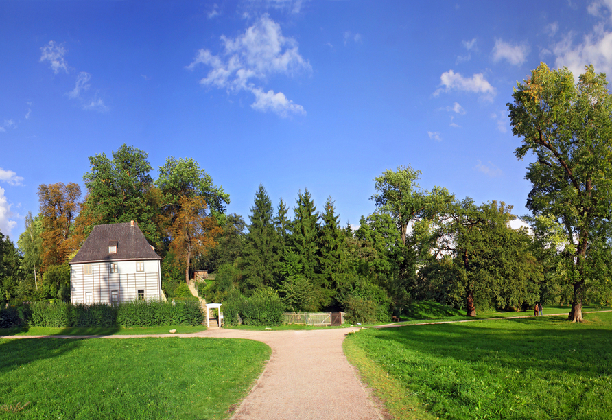 Der wunderschöne Park an der Ilm lädt zu einem Spaziergang ein. Hier befindet sich auch Goethes Gartenhaus.