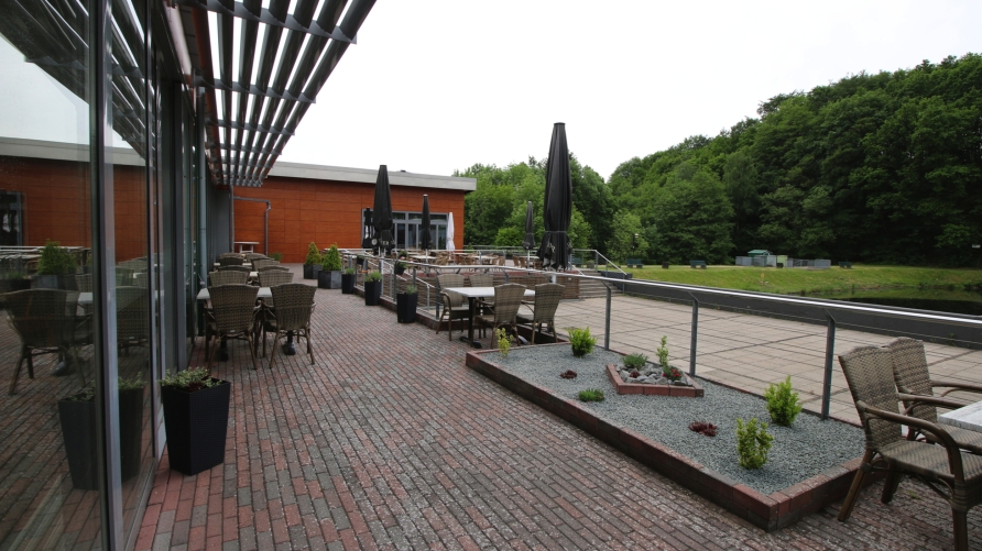 Genießen Sie auf der Terrasse die frische Luft.