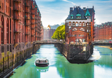 Entdecken Sie die Speicherstadt vom Wasser aus und genießen Sie Hamburgs besonderen Charme.