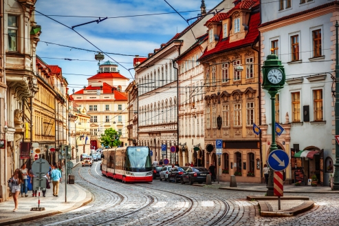 Schlendern Sie durch die malerischen Straßen von Prag.
