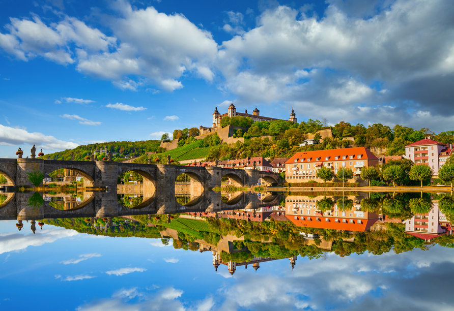 Die Festung Marienberg liegt oberhalb von Würzburg.