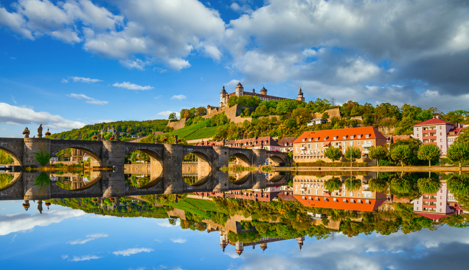 Die Festung Marienberg liegt oberhalb von Würzburg.