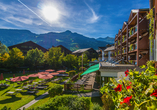 Die Terrasse Ihres Hotels bietet Ihnen einen Panoramablick auf die imposanten Berge.