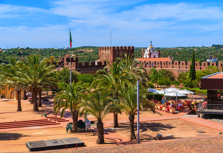 In Silves treffen imposante Burgmauern auf mediterranes Flair und Palmen, die dem Ort seinen unverwechselbaren Charme verleihen.
