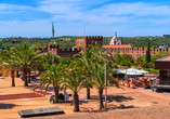 In Silves treffen imposante Burgmauern auf mediterranes Flair und Palmen, die dem Ort seinen unverwechselbaren Charme verleihen.