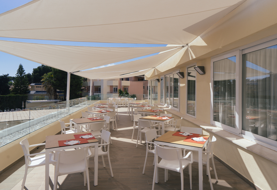 Die Terrasse gehört zum Restaurant und lädt zum gemütlichen Verweilen ein.
