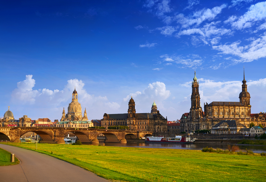 Die Skyline von Dresden begeistert mit ihrem einzigartigen Panorama entlang der Elbe