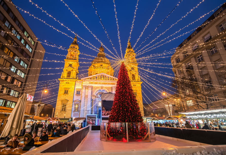 Der Weihnachtsmarkt auf dem St. Stephans Platz in Budapest ist meist bis ins neue Jahr geöffnet.