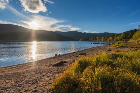 Bei einem Spaziergang am Ufer des Schluchsees können Sie zur Ruhe kommen.
