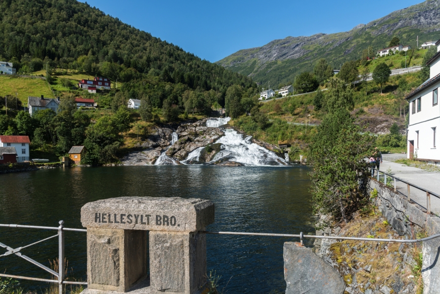 In Hellesylt legen Sie jeweils für einen kurzen Stopp an.