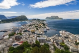 Ålesund beeindruckt mit seinem Stadtbild und der einzigartigen Lage auf mehreren Inseln.