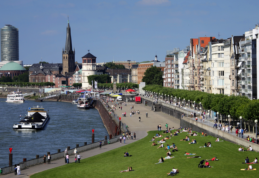 Flanieren Sie entlang der schönen Rheinuferpromenade in Düsseldorf.