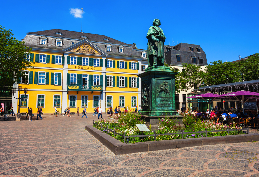 Besichtigen Sie die ehemalige Bundeshauptstadt Bonn mit dem Beethoven-Denkmal.