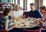 Probieren Sie sich durch die zahlreichen Restaurants an Bord.