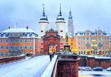Das alte Brückentor in Heidelberg – Die historische Altstadt erstrahlt im Winter in einem besonderen Glanz.