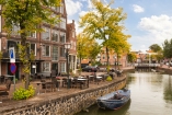 In Hoorn entdecken Sie romantische Kanäle, die sich durch die Stadt ziehen.