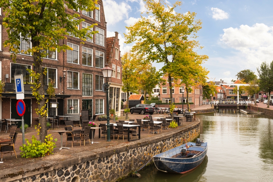 In Hoorn entdecken Sie romantische Kanäle, die sich durch die Stadt ziehen.