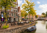 In Hoorn entdecken Sie romantische Kanäle, die sich durch die Stadt ziehen.