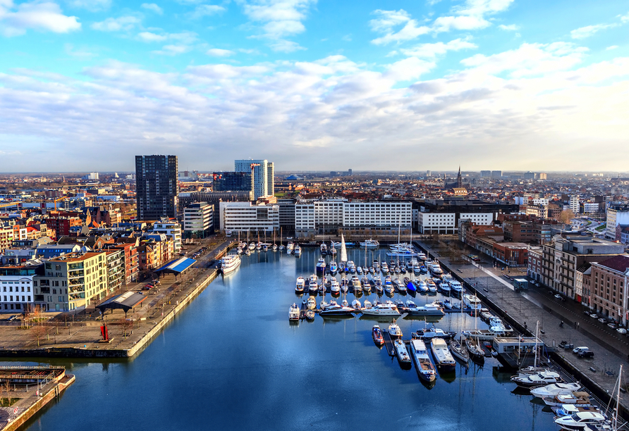 Am Alten Hafen von Antwerpen findet in zahlreichen Restaurants, Cafés und Läden das gesellschaftliche Leben statt.