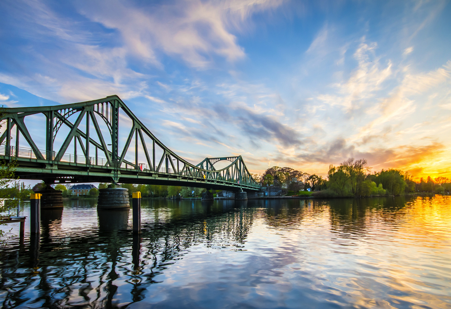 Inmitten dieser malerischen Landschaft liegt die Glienicker Brücke bei Potsdam.