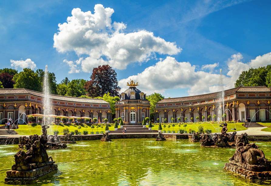 Das Neue Schloss Eremitage mit dem Sonnentempel 