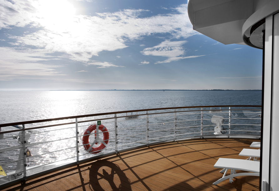 Auf dem Sonnendeck können Sie die vorbeiziehenden Landschaften beobachten.