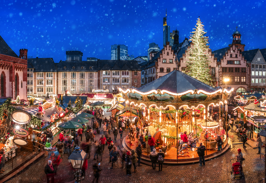 Am Frankfurter Römer erwartet Sie ein festlicher Weihnachtsmarkt.