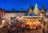 Am Frankfurter Römer erwartet Sie ein festlicher Weihnachtsmarkt.