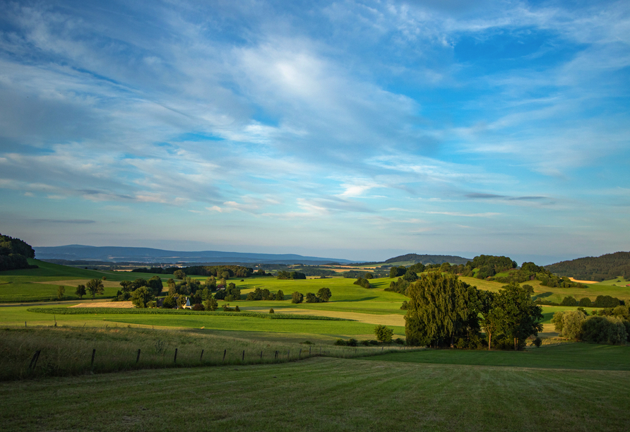 Wiesen und Felder rund um Bayreuth laden zu Spaziergängen in der Region ein.